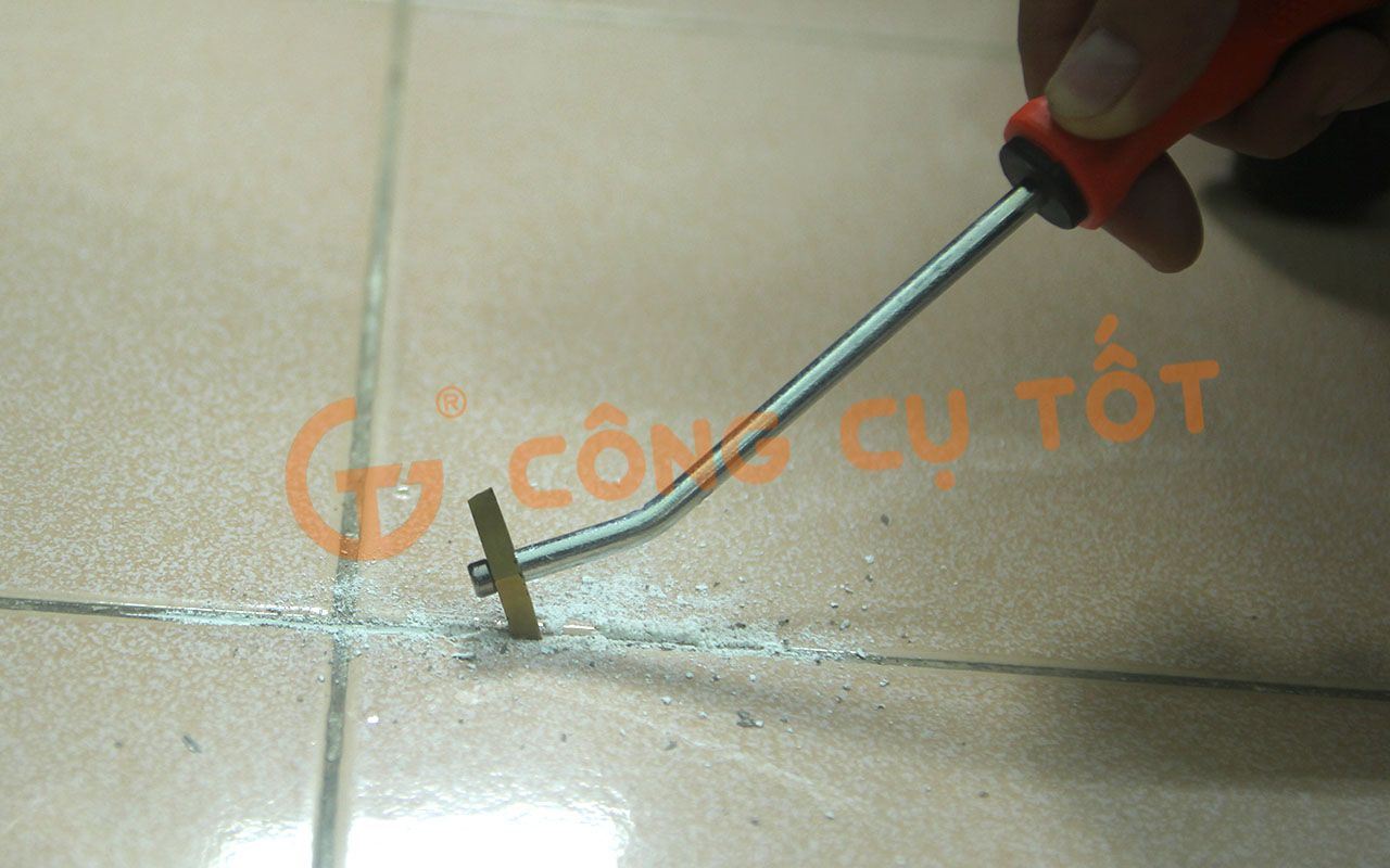 Cạy mạch cũ nền nhà vệ sinh, nền gạch men