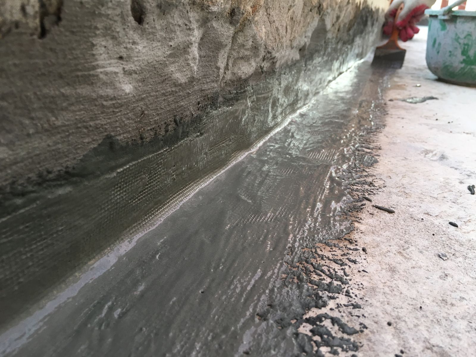 Hình ảnh dán lưới chân tường xung quanh mái.