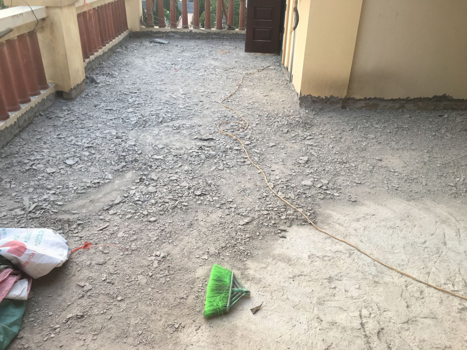 Đục tẩy và vệ sinh sạch sẽ bề mặt trần mái