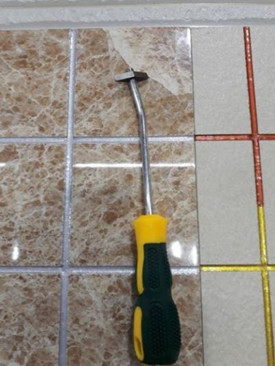 Cạy mạch cũ nền nhà vệ sinh, nền gạch men