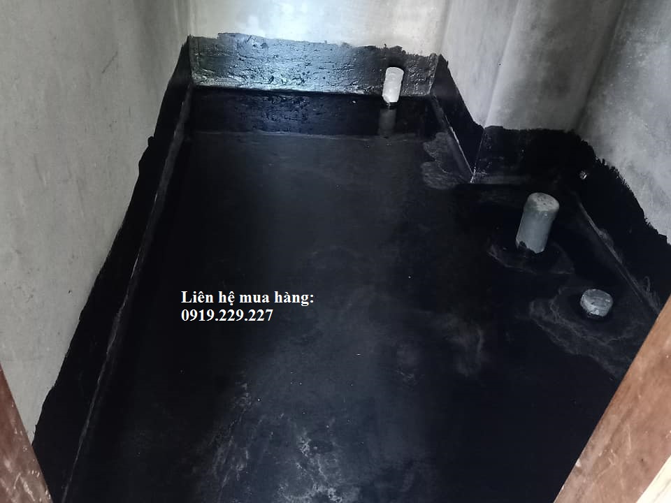 Chống thấm nhà vệ sinh bằng màng khò Quét lớp lót tạo dính trước khi thi công chống thấm màng khò