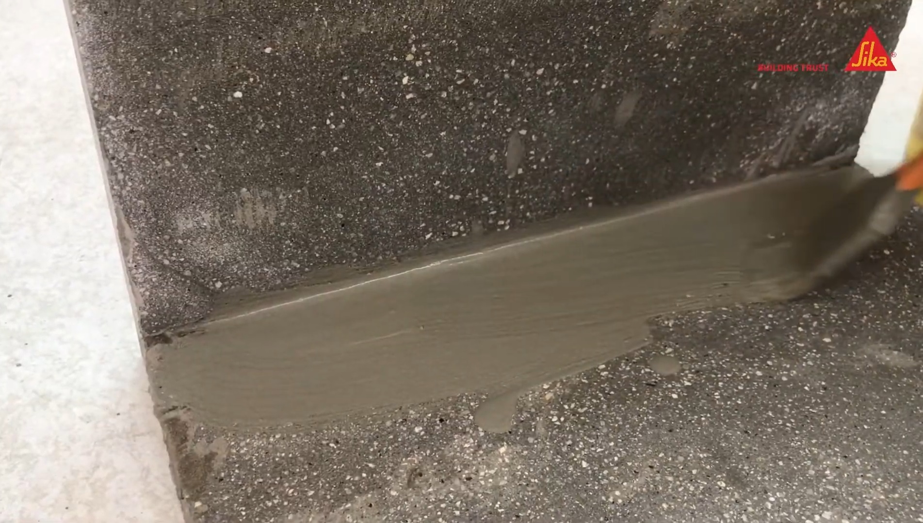 Sử dụng chổi hoặc cọ để quét chất chống thấm sika 1f