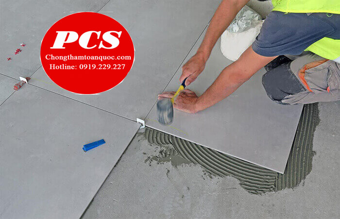 Thực hiện thi công keo dán gạch