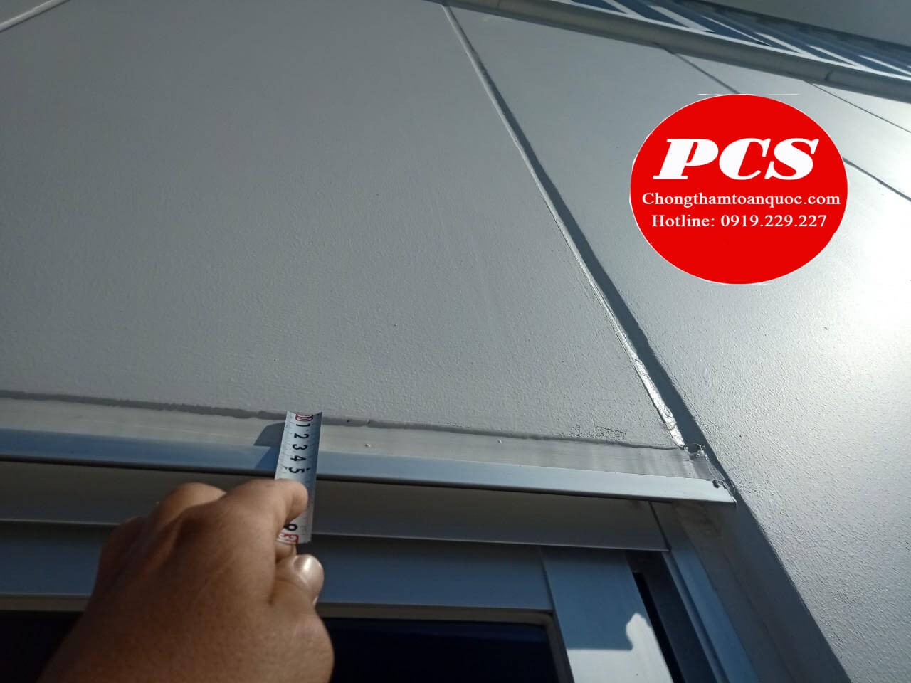 Trám keo vào khe hở