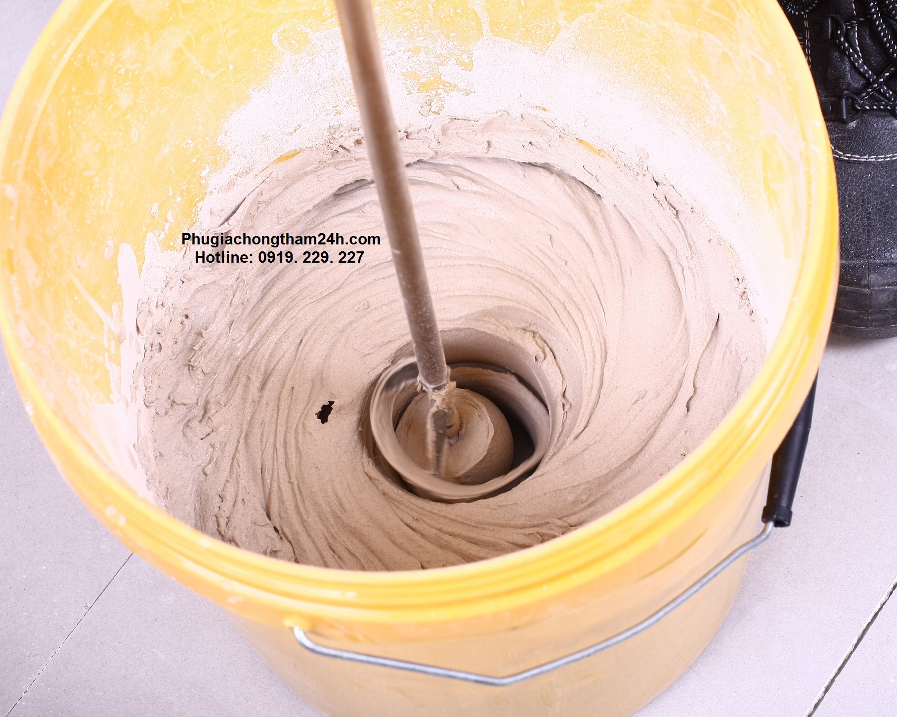 Trộn keo dán gạch Cemax - Tileplus