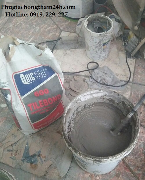 Trộn keo dán gạch Quicseal 600